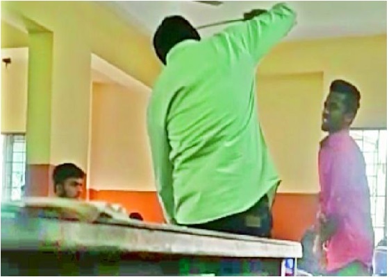 ٹیچر نے چار طالب علموں کو بے رحمی سے پیٹا